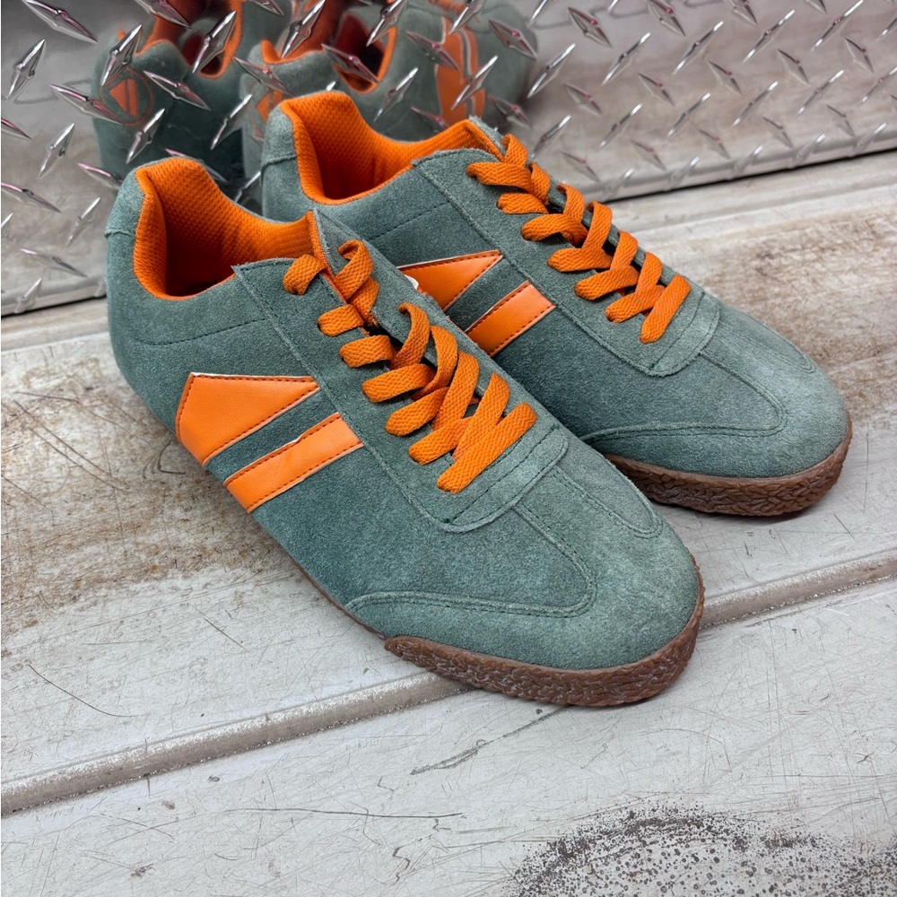 New but dusty Green and Orange Men's Dunnits, 9US